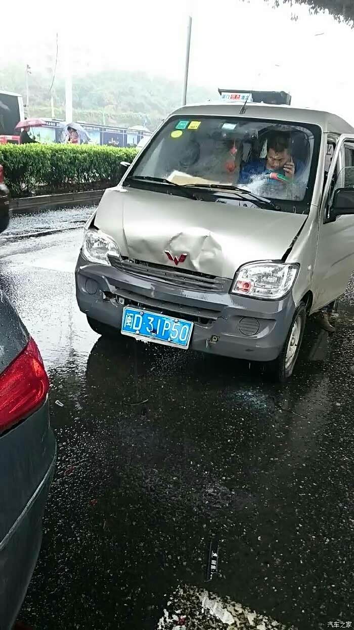 被五菱面包追尾了