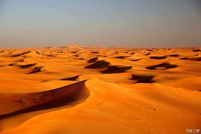 在热气球上拍摄迪拜沙漠美景下