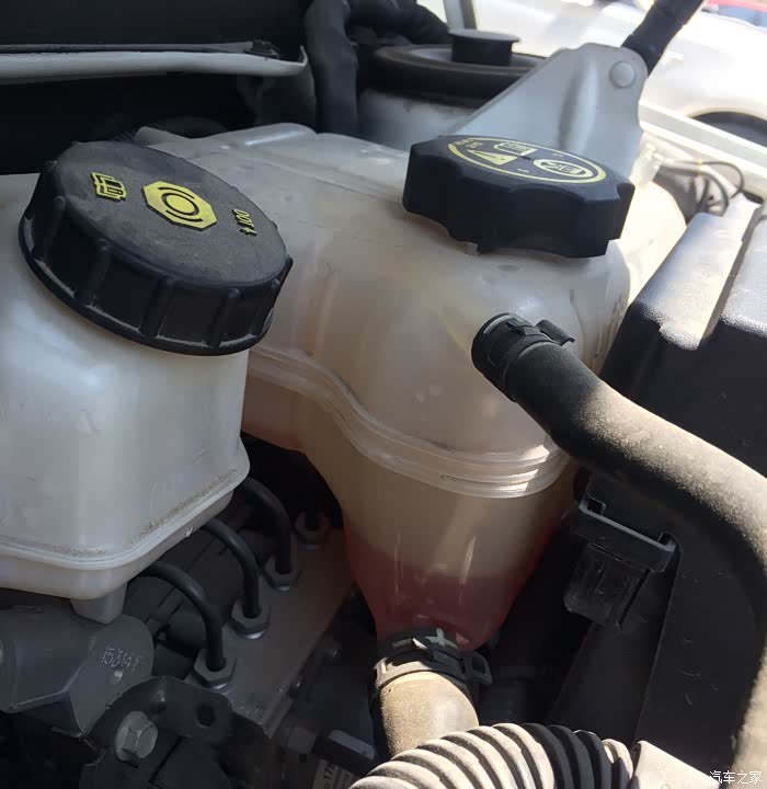 见图防冻液吗没看到哪里有刻度线另外如果添加需要到4s还随便找个修理