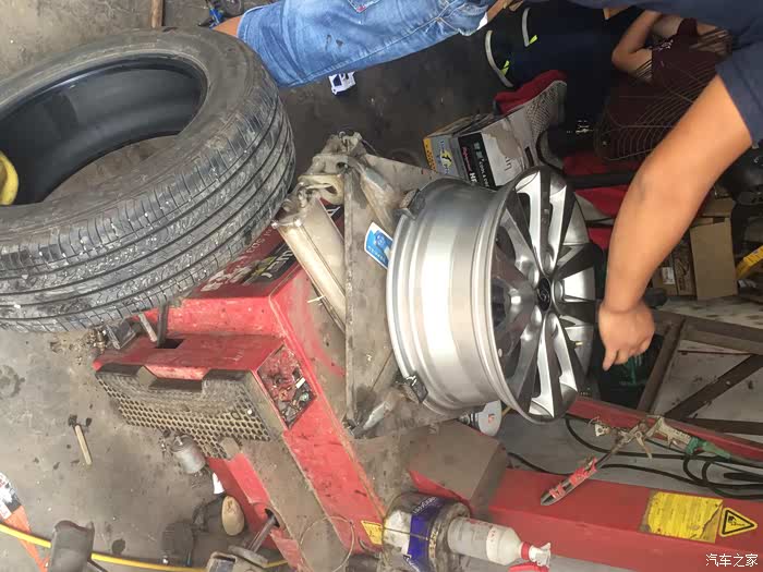 今天图图的脚脚踩到钉子了好心疼