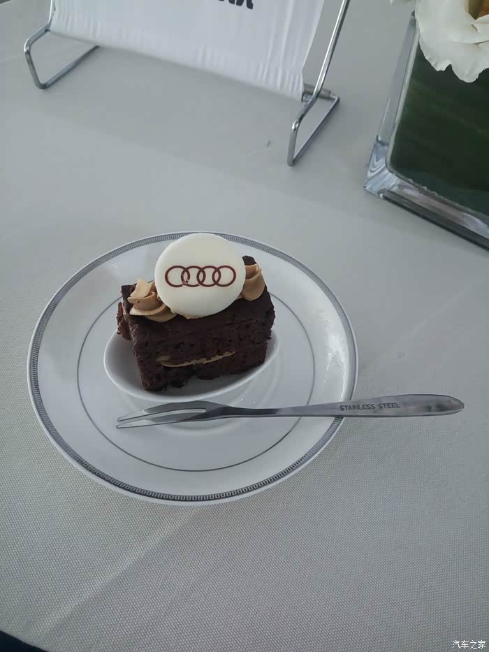 精致巧克力蛋糕.上面奥迪logo真巧克力哦,不像其他品牌只个塑料片.