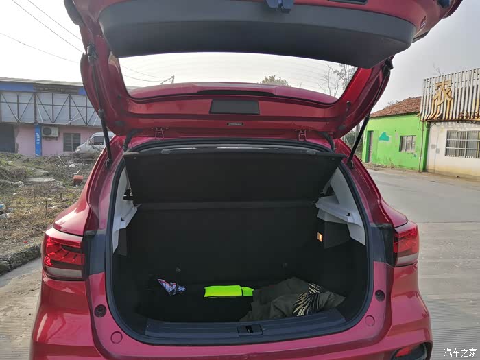 后备箱的容纳能力也是很强,随时都能来一场说走就走的旅行.