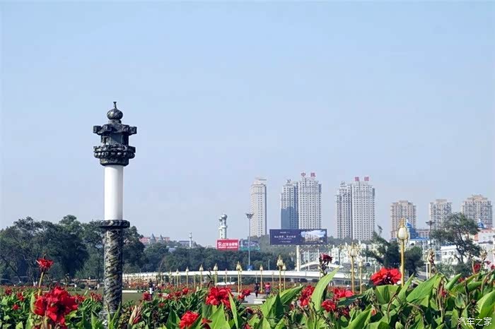 人民广场位于北山公园东南角,北起致门立交桥,南至德胜路,东起越山路