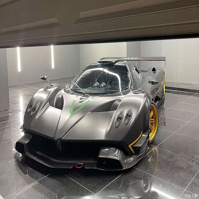 这样的风格的帕加尼,真是太吸引人,那金色的轮毂如此炫酷,爱了