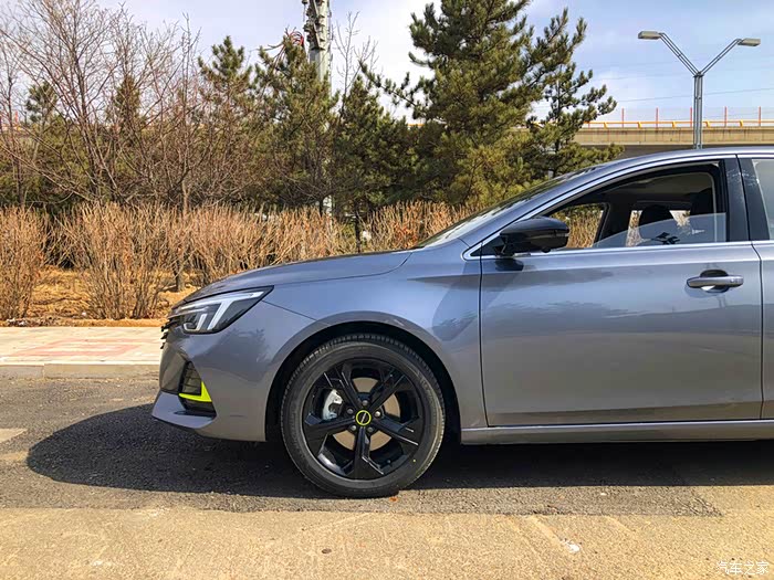 侧面的黑色轮毂搭配高腰线,看上去就一股轿跑车的范