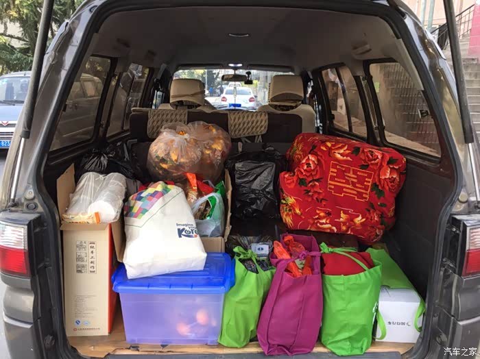 装了一车给老家亲戚带的东西,车大就是好,拉人拉货都方便