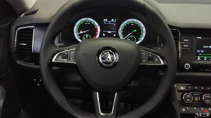 说实话最让我喜欢方来绿加白仪表盘真配有点瓷器感觉感觉自动启停有点