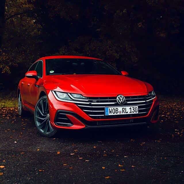 大众cc猎装版 红色的车身风格非常鲜艳又优雅