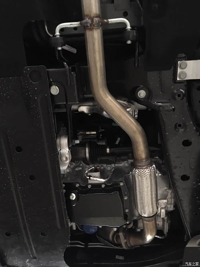 新gl8商旅25s发动机护板作业