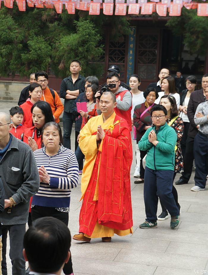 栖霞寺方丈,我师傅,隆相法师,他压阵.