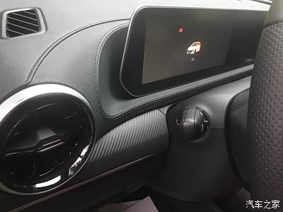 搪塑仪表台,看着不够软质,但是运动风实际上这种搭配还算能接受!