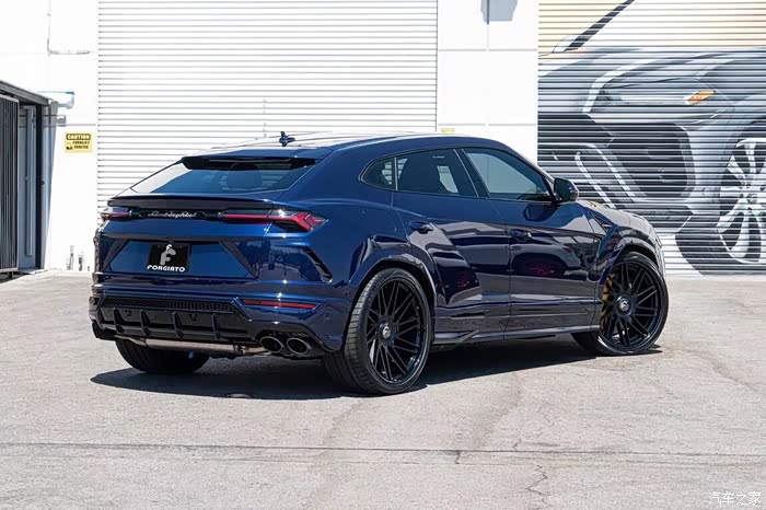 蓝色兰博基尼urus