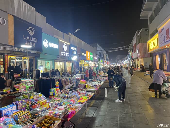 万物复苏送福利游玩城中城小吃美食街