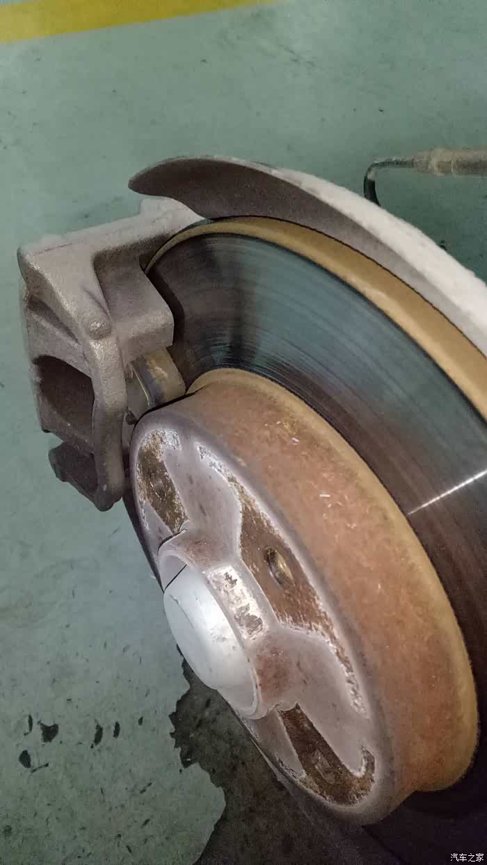 车友们,帮忙看看刹车片磨损情况