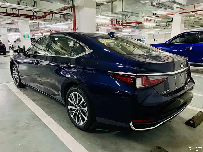 喜提雷克萨斯2021款es200宝石蓝秋山栗
