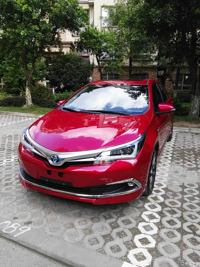 夜幕下的一抹红卡罗拉双擎精英版提车作业