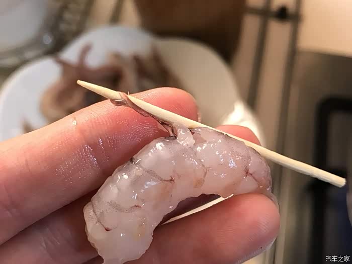 剥去虾壳,再用牙签挑去虾线.虾不能再清洗了,要不然味道就会变淡.