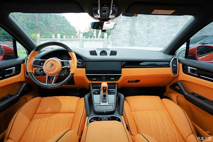 卡宴黑色搭配爱马仕橙真皮内饰,不一样的颜色