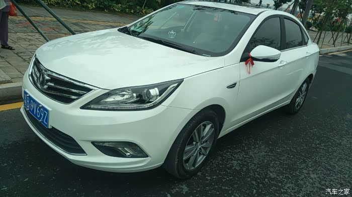 四川长安家族同学新购的2016款白色新逸动