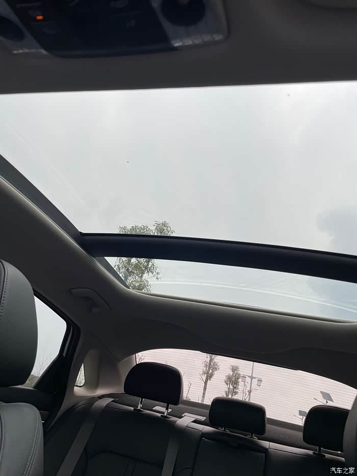 全景天窗也是大到没边的哦!