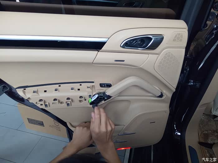 保时捷卡宴小改作业加装椒图电吸门