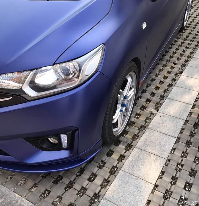 一辆哑光蓝磨砂漆的fit