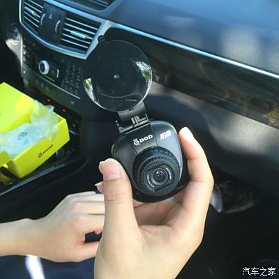 將內存卡插入行車記錄儀裡面將吸盤扣進卡扣