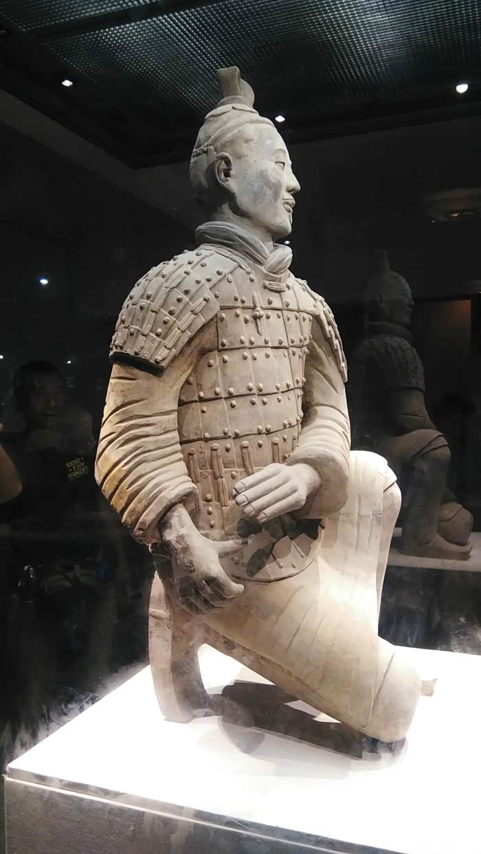 这个兵马俑以及下面的那尊,看手形.