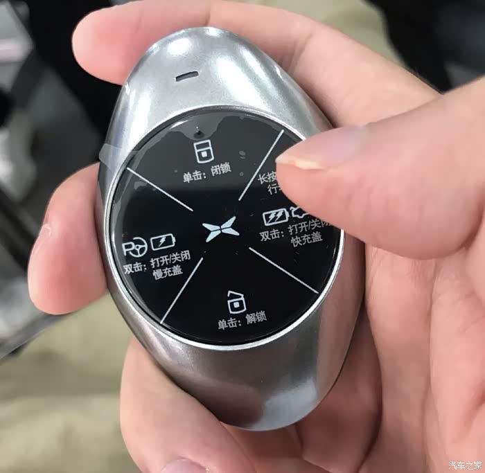 钥匙上的出厂膜还有具体使用说明,很细节了.