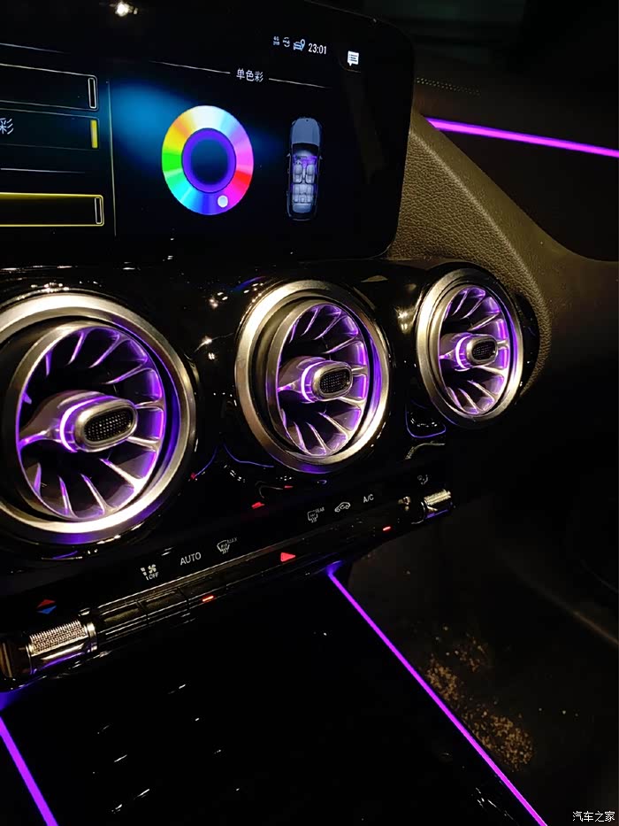 新款奔驰gla200加装64色氛围灯