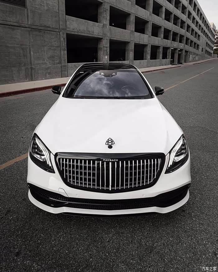 梅赛德斯 迈巴赫s650,看上去就是壕.白色的这么多优雅,不愧是大佬座驾