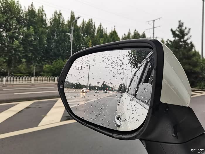 下雨天使用后视镜加热功能开车更安全