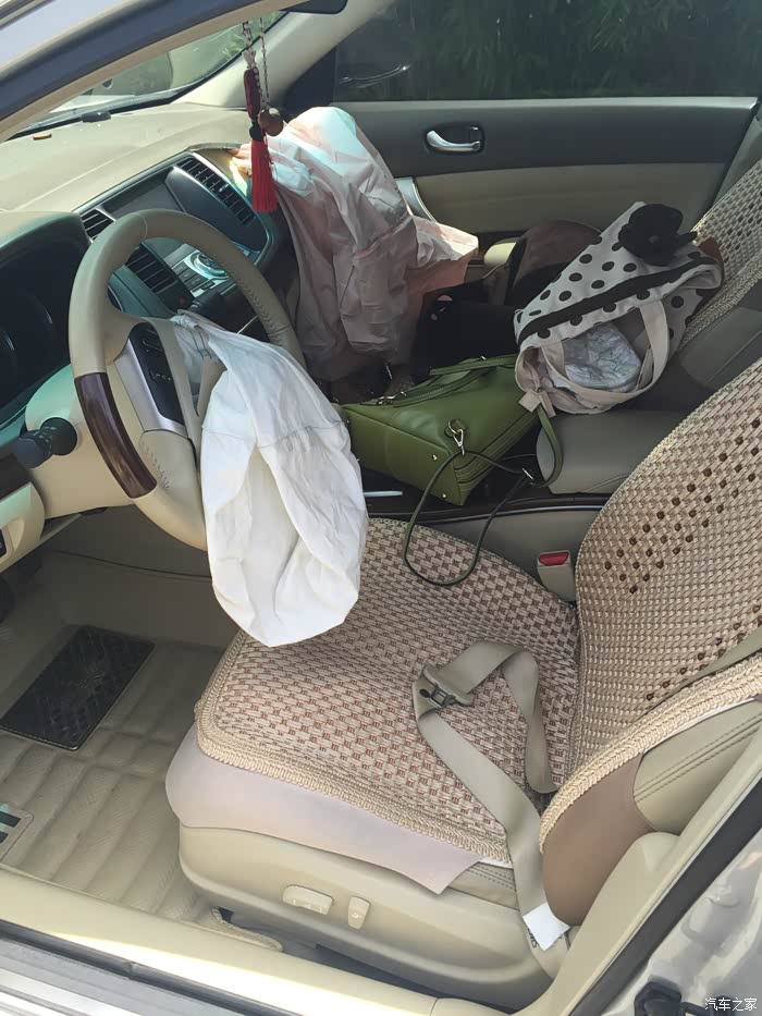 08款25xv公爵被大众朗逸追尾三厢变两厢基本报废