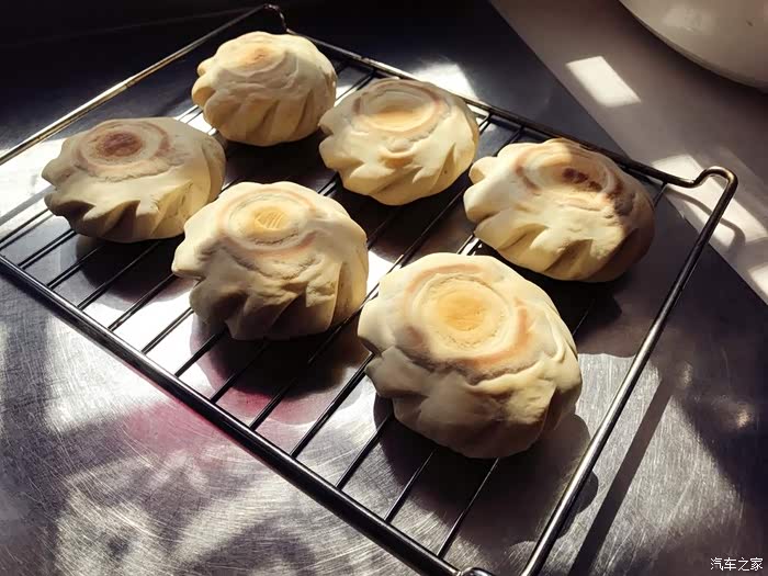 个人感觉先用平底锅把火烧烙的两面定型微微发黄,然后再放入烤箱烤制