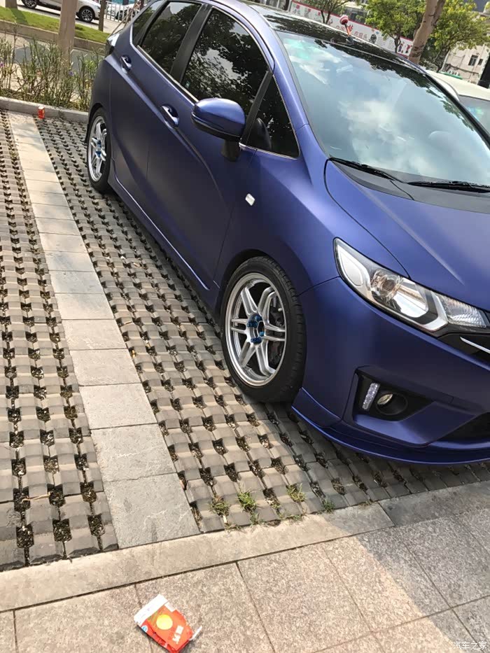 一辆哑光蓝磨砂漆的fit