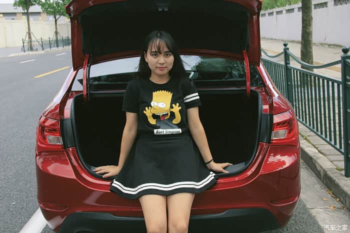 美女媳妇当车模百变高冷小精灵英朗媳妇儿当车模