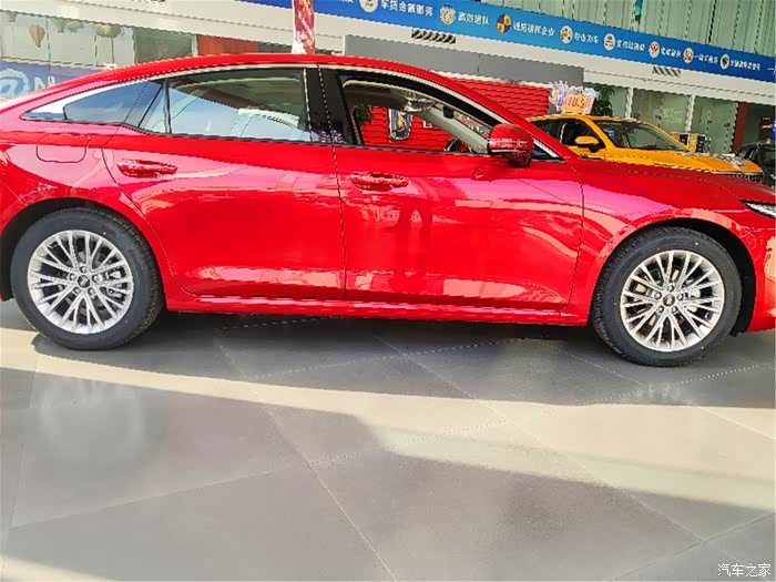 刚一进店就看到这台奔腾b70了,红色很醒目而且停在c位上,一看就知道是