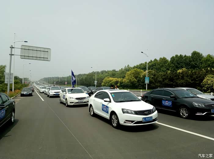 整齐的车队浩浩荡荡的行进在路上