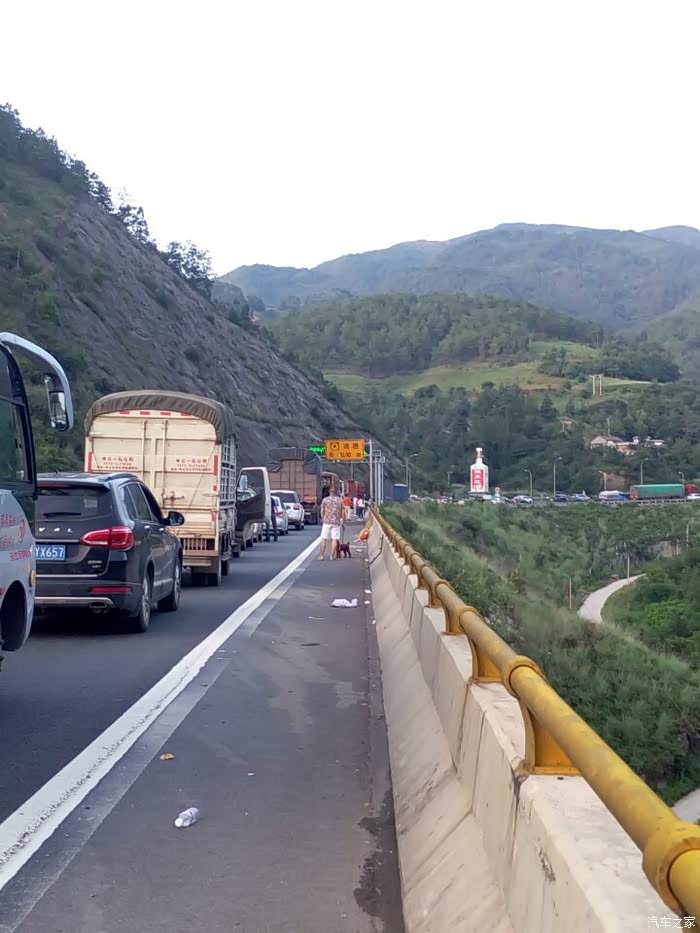 还有200km到达昆明,前方隧道事故,在等待救援车开路