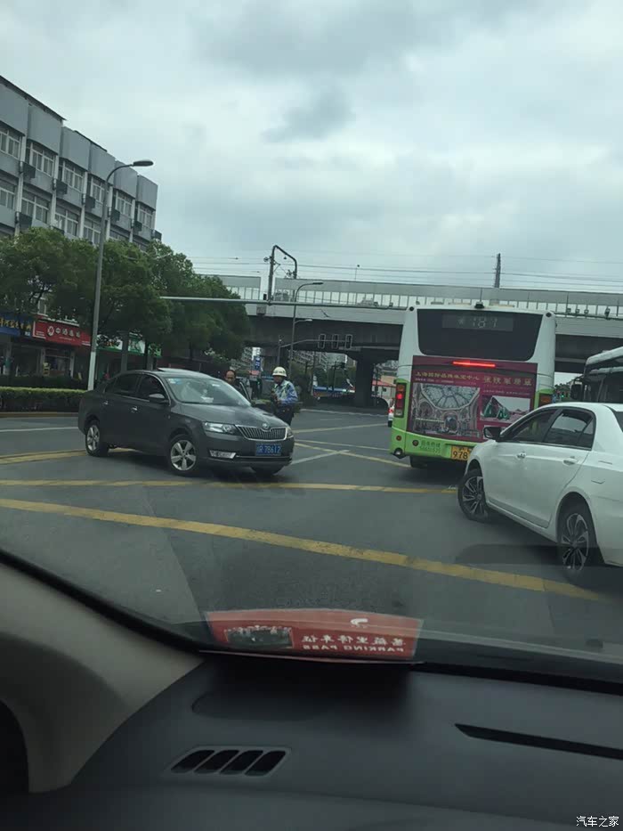 有交警在还压黄叉线