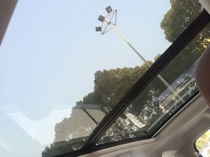 超大的全景天窗彩光很好