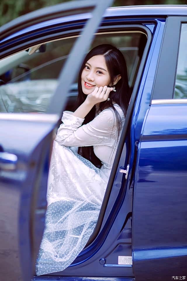 蓝色的时尚的吉利车子,美女展示她的美.