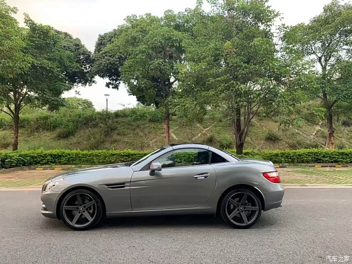 奔驰slk200硬顶敞篷后驱小跑,时尚运动范力量感很足很硬派