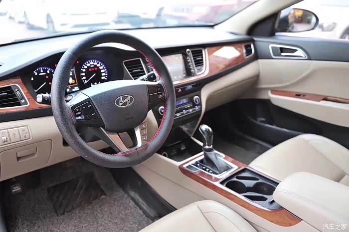 内饰略显老气的现代名图