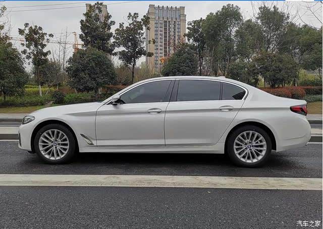 全新宝马5系,侧面腰线勾勒非常的犀利,尾部设计更具立体感.
