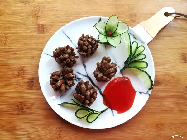 黄瓜切花摆盘 在外面吃饭,也经常会看到一些菜里有简单的配菜摆盘