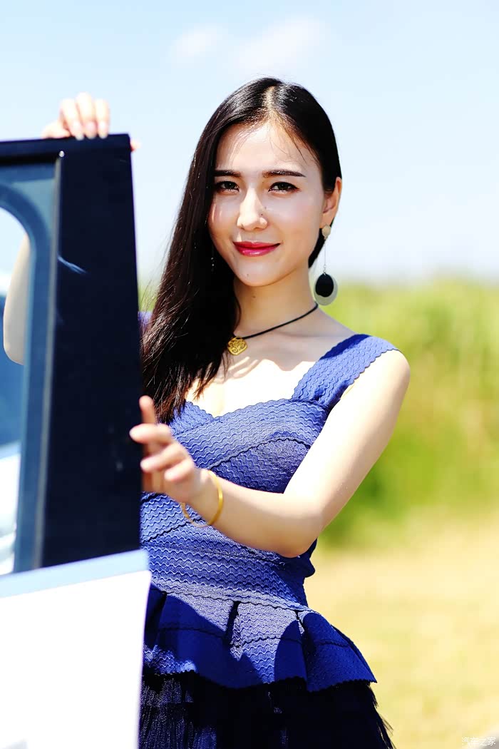 兄弟媳妇儿当车模之绽放在夏日的神采飞扬