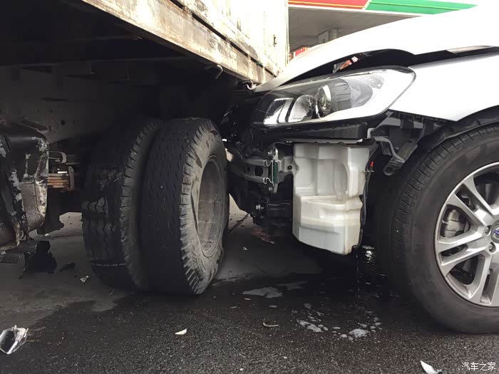 沃尔沃xc60撞货车