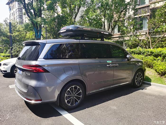 论坛首秀荣威imax8加装车顶横杆和车顶箱作业