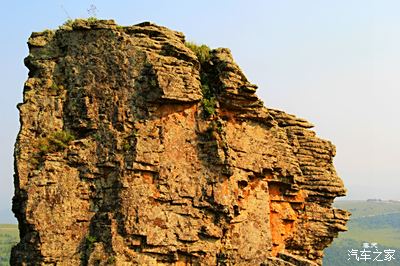 是由花崗岩石和石牆共同組成,長